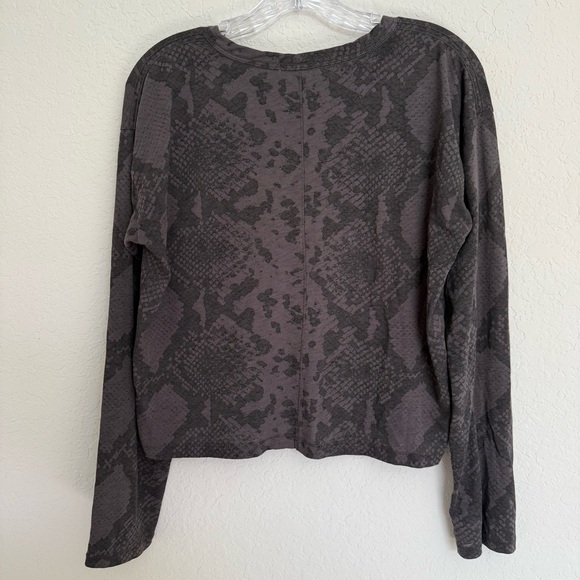 Rag & Bone Off Black Cropped Snake Print Long Sleeve Top Size M Crewneck - Picture 5 of 11